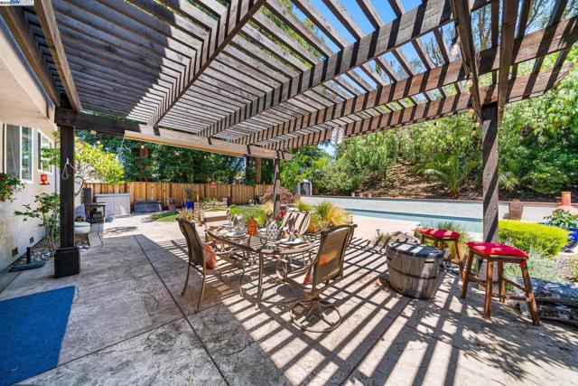 868 Madeira Dr, Pleasanton CA: https://media.crmls.org/mediaz/09a788a3-7a74-4e56-8900-6b34e27b3068.jpg