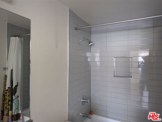 310 S Kenmore Avenue, Los Angeles CA: https://media.crmls.org/mediaz/09a7c092-6c29-443e-bc52-7fd8b16523f6.jpg