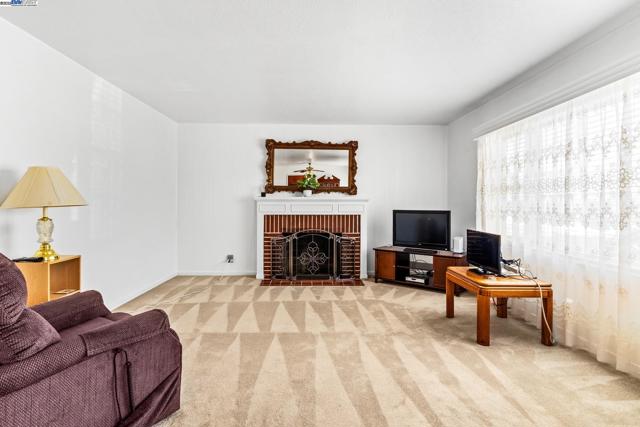 18289 Meekland Ave, Hayward CA: https://media.crmls.org/mediaz/09a7c302-1077-4a98-8a56-eb4c813688b9.jpg