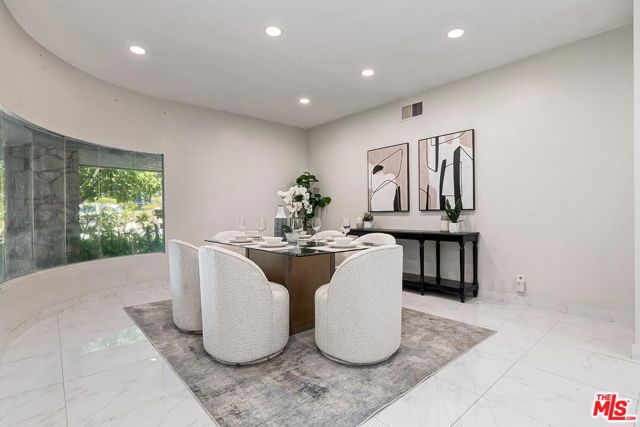 11410 Canton Drive, Studio City CA: https://media.crmls.org/mediaz/09a80f3a-5d6b-4ba5-a998-1f58e033dc4f.jpg