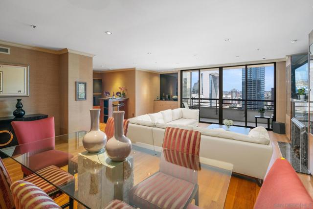 700 Front St, San Diego CA: https://media.crmls.org/mediaz/09a85eb5-8896-490a-b52a-18ed4709f30b.jpg