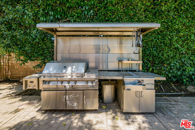 8760 White Oak Avenue, Sherwood Forest CA: https://media.crmls.org/mediaz/09aa3801-f637-4c7f-a58a-51d336020189.jpg