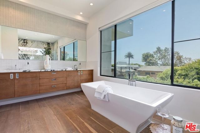 3571 Colonial Avenue, Los Angeles CA: https://media.crmls.org/mediaz/09aa84eb-b550-40cb-9c45-ff502daca137.jpg