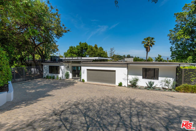 15941 Skytop Road, Encino CA: https://media.crmls.org/mediaz/09ab3e1f-ab96-409d-8e8a-0ca49dc6350b.jpg