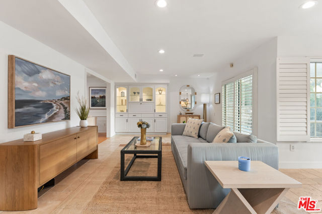 16979 Encino Hills Drive, Encino CA: https://media.crmls.org/mediaz/09aba587-e716-494f-9295-cfa20cf6cad6.jpg