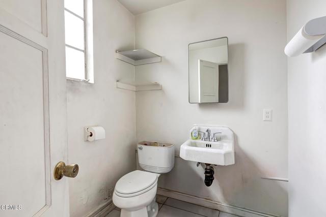 426 W Arbor Vitae Street, Inglewood CA: https://media.crmls.org/mediaz/09abb414-37c4-4634-83fb-8908e416b5c8.jpg