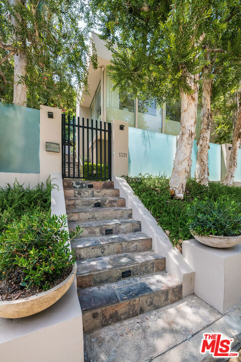 1331 CORDELL Place, Los Angeles CA: https://media.crmls.org/mediaz/09abb847-1b13-4789-acda-0d09185575b2.jpg