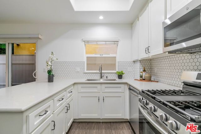 5521 Kester Avenue, Sherman Oaks CA: https://media.crmls.org/mediaz/09abde98-c759-44ff-a2f1-1a8882a58ad8.jpg