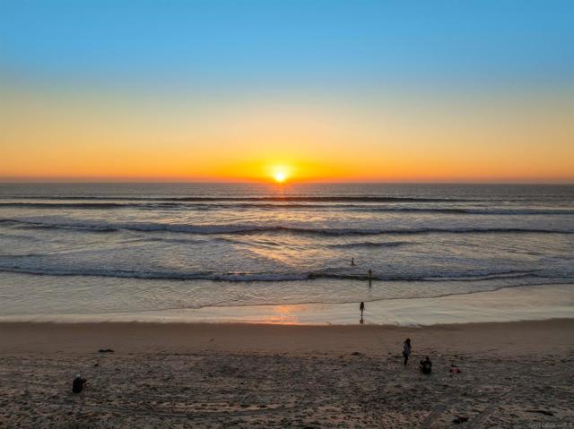 2965 Ocean Front Walk, San Diego CA: https://media.crmls.org/mediaz/09ac2781-0143-4dd2-a9a0-d291c6d8f115.jpg