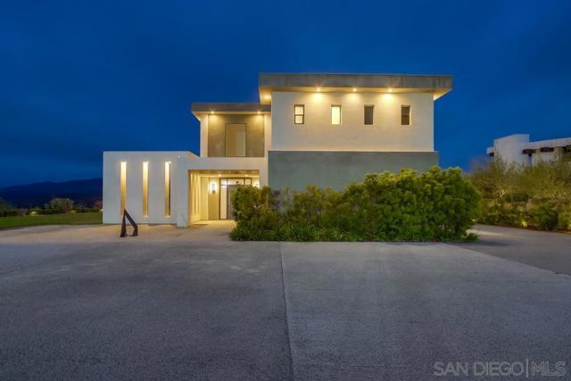 2885 Gate Three Place, Chula Vista CA: https://media.crmls.org/mediaz/09b078c4-1bd1-4cbc-a93c-cca97c532afd.jpg