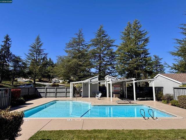 31 Ascot Place, Moraga CA: https://media.crmls.org/mediaz/09b098c6-f56a-436f-a5d0-2130ee332a54.jpg