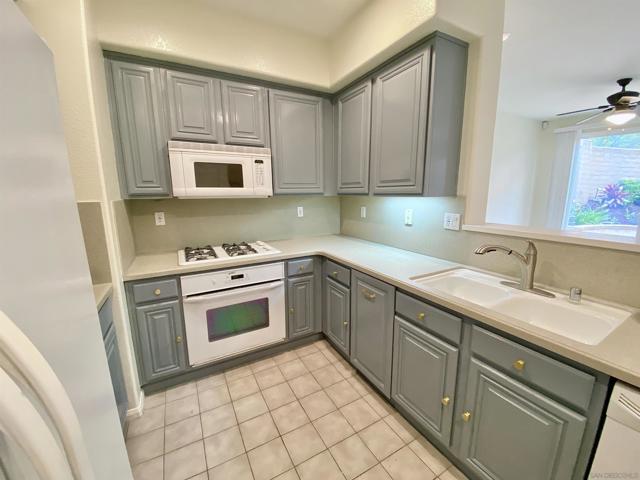 6464 Terraza Portico, Carlsbad CA: https://media.crmls.org/mediaz/09b15488-2309-4933-81e8-9599920fd4ff.jpg