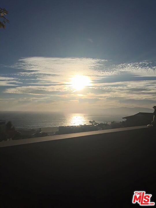https://media.crmls.org/mediaz/09b37694-fd71-403e-b8af-0b5ee76d6a00.jpg?preset=X-Large