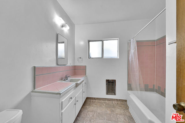 938 15th Street, Santa Monica CA: https://media.crmls.org/mediaz/09b3c176-b817-4165-9520-8e502864d107.jpg
