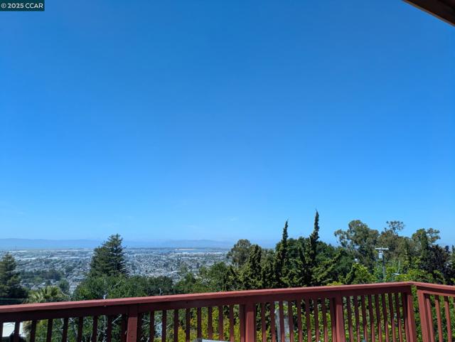 7618 Sunkist Dr, Oakland CA: https://media.crmls.org/mediaz/09b58e86-9236-4af9-890c-aa8239e0afbb.jpg