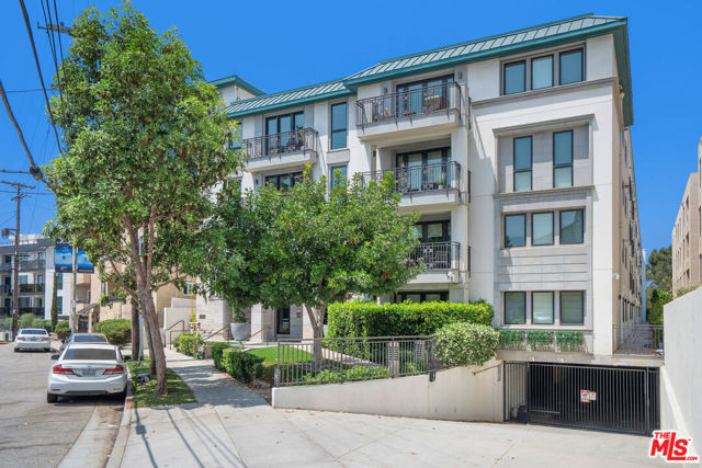 441 S Barrington Avenue, Los Angeles CA: https://media.crmls.org/mediaz/09b5bd00-efa9-42cf-a481-646f045b9708.jpg