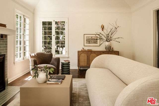 264 Robinson Road, Pasadena CA: https://media.crmls.org/mediaz/09b5c6ea-3fdd-40de-8b17-72d19f00aa0b.jpg
