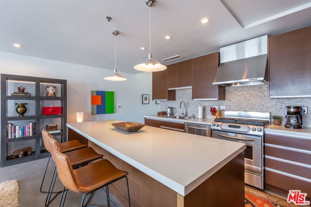 615 Hampton Drive, Venice CA: https://media.crmls.org/mediaz/09b74a42-ab16-4216-b91d-1a0bf84b2717.jpg