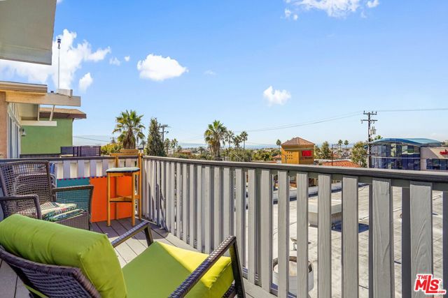 1623 Raymond Avenue, Hermosa Beach, California 90254, 3 Bedrooms Bedrooms, ,2 BathroomsBathrooms,Residential,Sold,Raymond,21795530