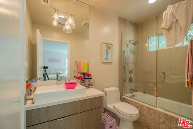 2760 East Glenoaks Boulevard photo 32