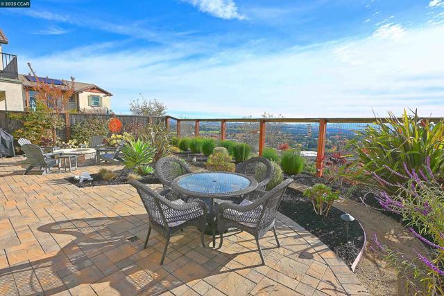 528 Caprio Ct, San Ramon CA: https://media.crmls.org/mediaz/09b88062-f833-4dc6-839e-9d73f55c139b.jpg