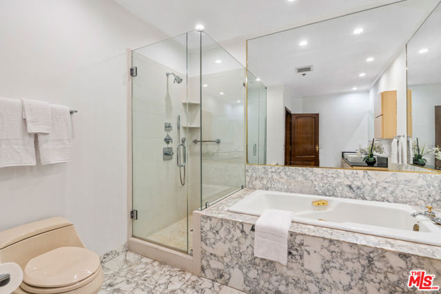 9249 Burton Way, Beverly Hills CA: https://media.crmls.org/mediaz/09b8f1b8-a626-42e8-b52b-e2ea27e241d0.jpg