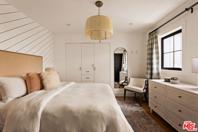 4447 Farmdale Avenue, Studio City CA: https://media.crmls.org/mediaz/09b94768-249f-46a8-b390-13d395ee23a5.jpg