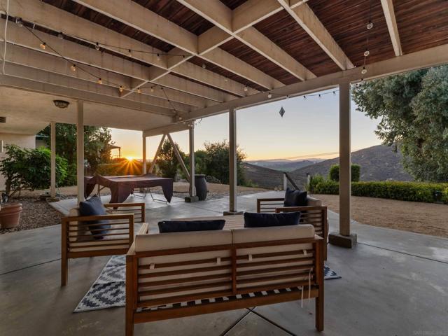17924 Saint Andrews Dr, Poway CA: https://media.crmls.org/mediaz/09b98c7a-c852-469b-8407-464e5d42499d.jpg