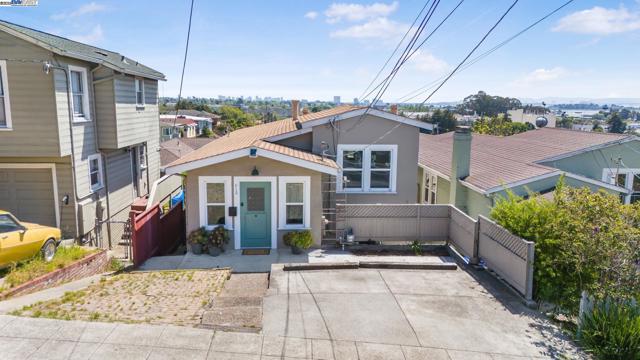 812 Washington Ave, Albany CA: https://media.crmls.org/mediaz/09bb11d7-f93e-438b-8dca-d2f21bd62e48.jpg