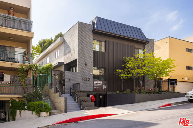 1823 N Fuller Avenue, Los Angeles CA: https://media.crmls.org/mediaz/09bc1f15-63c0-4ba1-a468-ecb3e1866a12.jpg