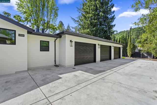 2559 Romley Ln, Alamo CA: https://media.crmls.org/mediaz/09bc3f6c-fbe0-44cb-910c-2295c99b2588.jpg