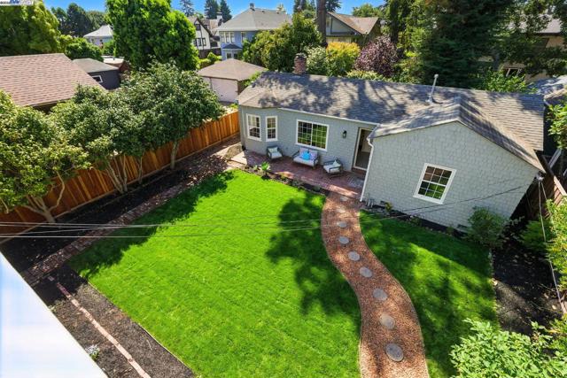 1247 Sherman, Alameda CA: https://media.crmls.org/mediaz/09bc975d-a2a6-4d19-a66f-daefa1fbdccb.jpg