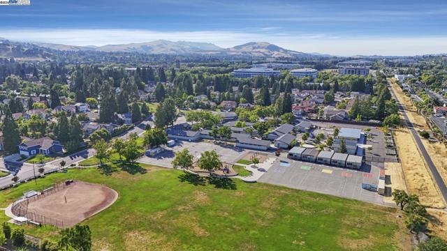 10034 Foxboro Cir, San Ramon CA: https://media.crmls.org/mediaz/09bcd3eb-5ed0-4602-aade-331f9e4cabd2.jpg