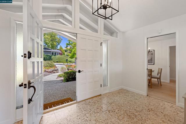 11 Breck Ct, Moraga CA: https://media.crmls.org/mediaz/09bcf016-c0d8-49f4-87de-0c1a9aa333f9.jpg