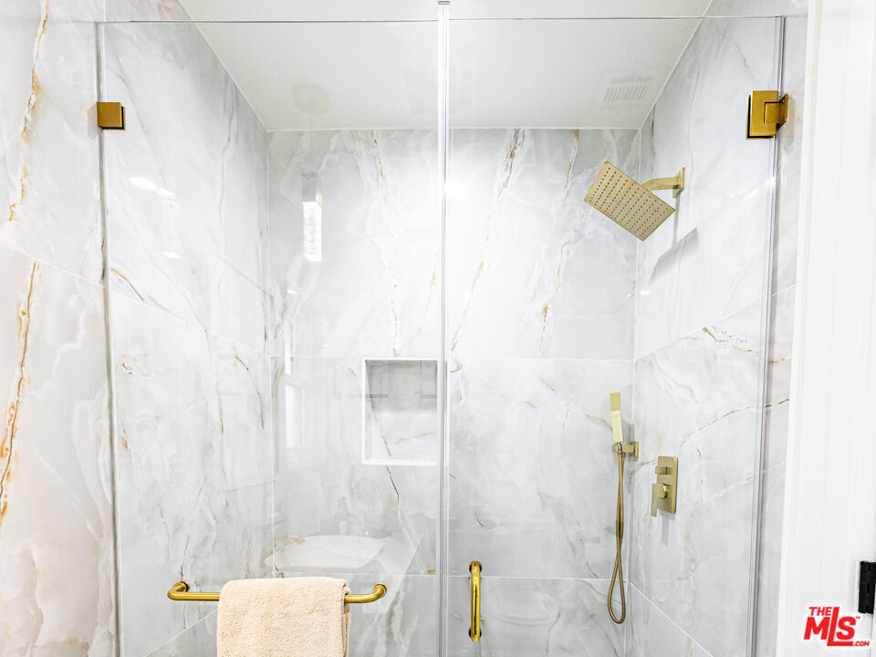 https://media.crmls.org/mediaz/09bd70db-69cb-42a9-afbb-36faf09b0dc4.jpg?preset=X-Large