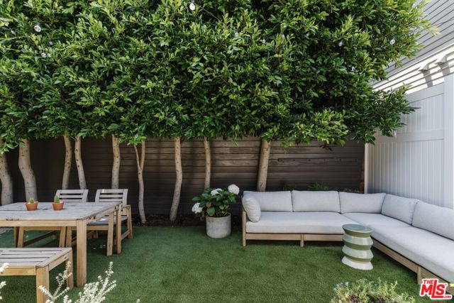 224 San Juan Avenue, Venice CA: https://media.crmls.org/mediaz/09be1913-6c7a-4209-b578-1f641a4fddfe.jpg