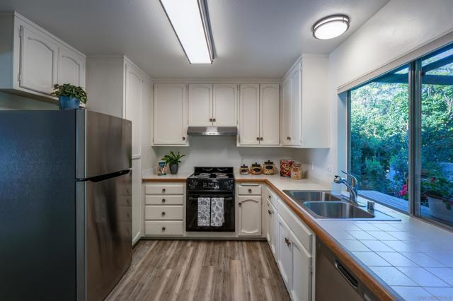 12780 Avenida La Valencia, San Diego CA: https://media.crmls.org/mediaz/09bf9396-8d30-4177-b049-0868e05c2efb.jpg