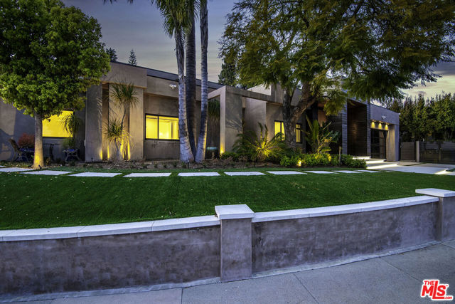 16601 Park Lane Circle, Los Angeles CA: https://media.crmls.org/mediaz/09bfa800-61c8-4273-8b1c-d251e9b03f2c.jpg