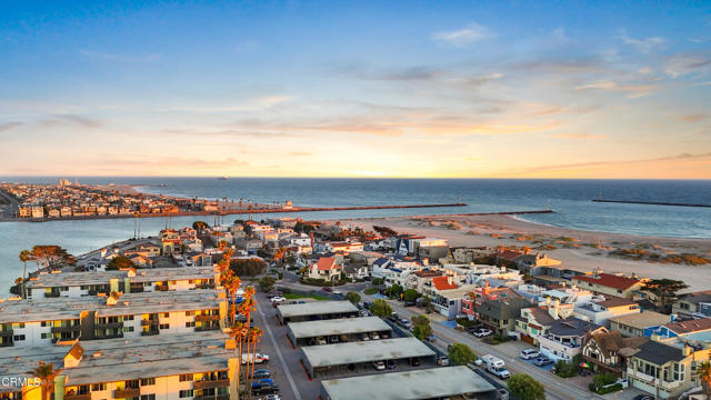 3300 Ocean Drive, Oxnard CA: https://media.crmls.org/mediaz/09c0cbea-003e-4777-816c-ac3143a8e103.jpg