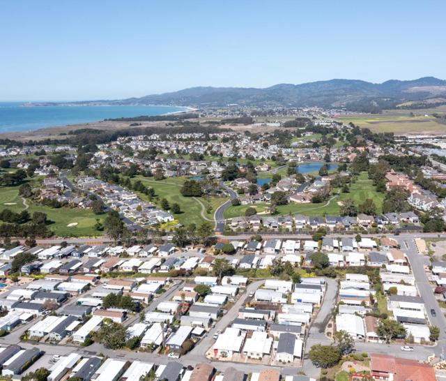 7 Seashell Circle, Half Moon Bay CA: https://media.crmls.org/mediaz/09c1ff1e-82ce-4a78-8886-5c65f789b4fd.jpg