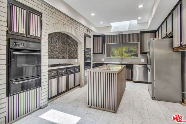 11410 Canton Drive, Studio City CA: https://media.crmls.org/mediaz/09c23959-0d91-4d2f-94de-b6e87346409a.jpg
