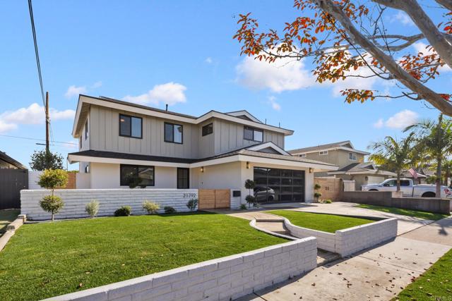 Detail Gallery Image 2 of 35 For 21792 Kaneohe Ln, Huntington Beach,  CA 92646 - 5 Beds | 2/1 Baths