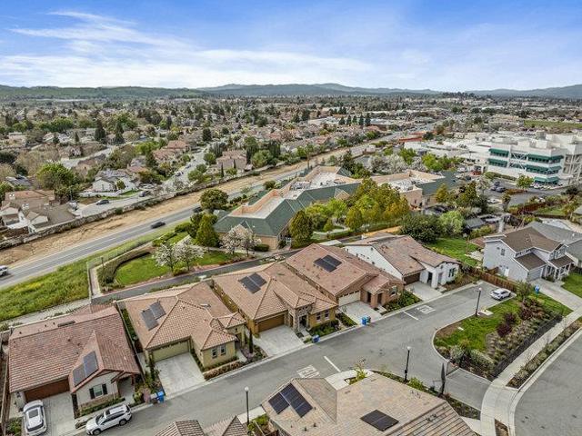 2008 White Oak Drive, Hollister CA: https://media.crmls.org/mediaz/09c2ad3b-995a-4397-9ce5-64d5fa09e7ca.jpg