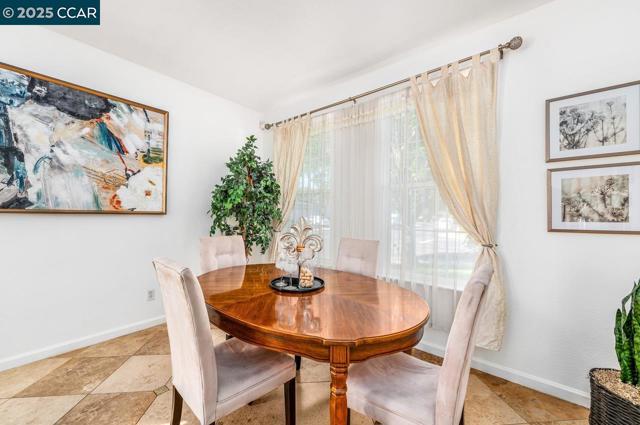 10 Narcissus Ct, Danville CA: https://media.crmls.org/mediaz/09c359c9-4fdf-4e6b-ba33-5f97e648a840.jpg