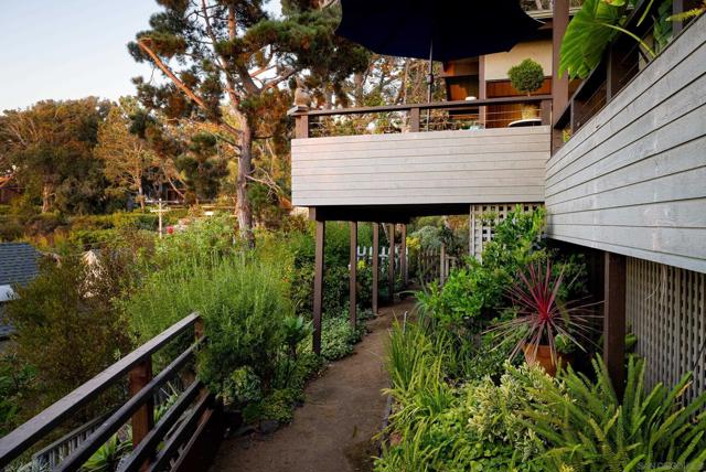 364 Bellaire Street, Del Mar CA: https://media.crmls.org/mediaz/09c403d7-170e-4faa-9186-0f64645baa29.jpg