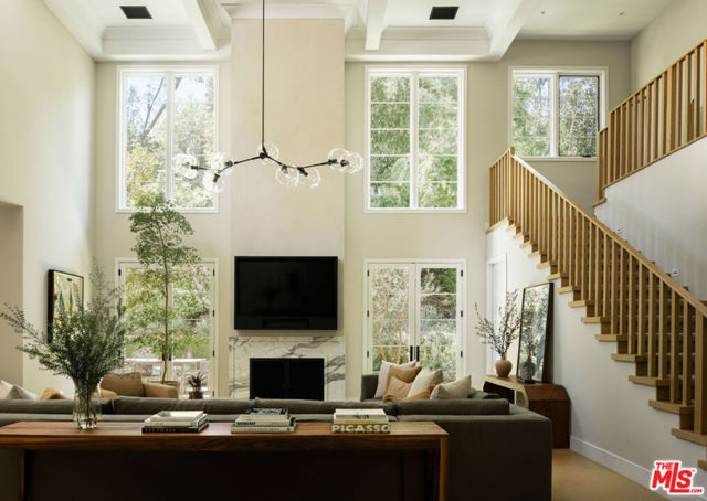 2627 Benedict Canyon Drive, Beverly Hills CA: https://media.crmls.org/mediaz/09c415c0-b997-4c7c-84dc-bff6c8354c81.jpg