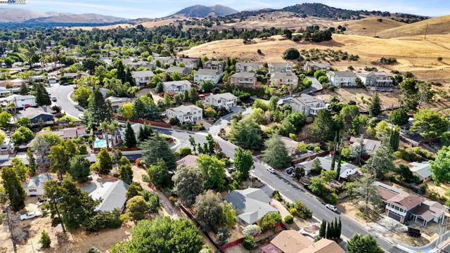 4321 Kingswood Dr, Concord CA: https://media.crmls.org/mediaz/09c437a2-2283-46e5-907f-36087c8efbb7.jpg