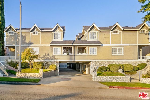 2231 Montrose Avenue, Montrose CA: https://media.crmls.org/mediaz/09c48205-7279-4ad3-b630-d9ff7a85d8fb.jpg