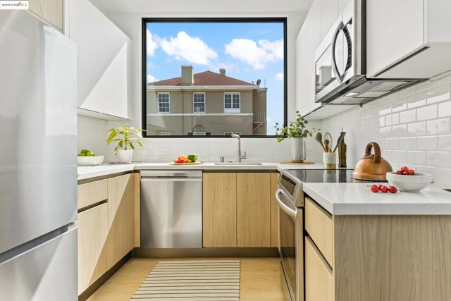 4031 Park Blvd, Oakland CA: https://media.crmls.org/mediaz/09c52f53-b3f6-4f03-a80c-865f7e7d9a9a.jpg