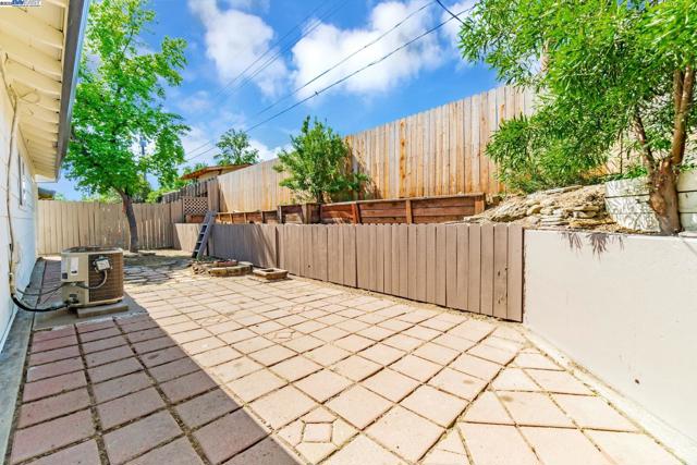 6013 Green Glen Way, Sacramento CA: https://media.crmls.org/mediaz/09c70361-8d2f-44a4-b1b4-1a4d62b46867.jpg